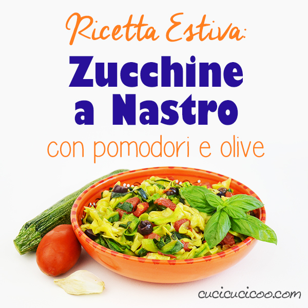 Bastano pochi minuti davanti ai fornelli per fare queste zucchine a nastro con pomodori e olive, una ricetta estiva deliziosa, perfetta per ospiti! #ricettaestiva #zucchine 