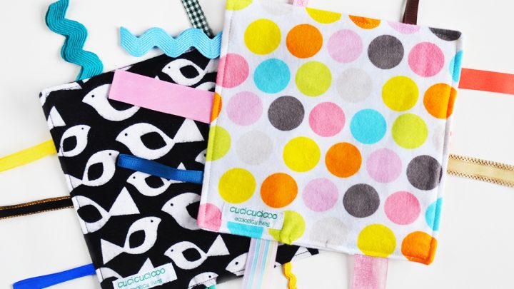 I bambini piccoli adorano i giochi tattili che stimolano i sensi. Impara come fare un giocattolo sensoriale fai da te per neonati! Un regalo semplice e veloce da realizzare con l’aiuto del riciclo creativo! #regalofaidate #giocattolotattile