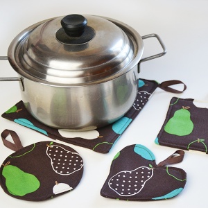 Free Tutorial: Easy pot holder pattern using the method Turn and Topstitch. Part of the "Learn to Machine Sew" series on www.cucicucicoo.com!