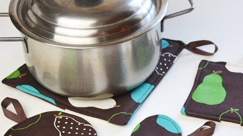 Free Tutorial: Easy pot holder pattern using the method Turn and Topstitch. Part of the "Learn to Machine Sew" series on www.cucicucicoo.com!