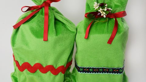 Easy DIY gift bags with boxed corners. No drawstring casing necessary! Tutorial on www.cucicucicoo.com