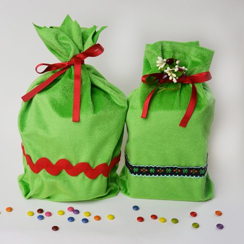 Easy DIY gift bags with boxed corners. No drawstring casing necessary! Tutorial on www.cucicucicoo.com