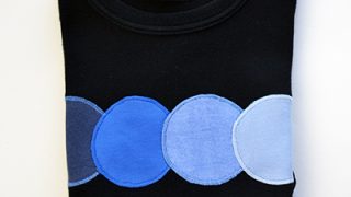 Impara a Cucire a Macchina: Come fare applicazioni su una maglietta per coprire logo, macchie o strappi. Un trucco semplice per fare appliqué perfette ogni volta! www.cucicucicoo.com