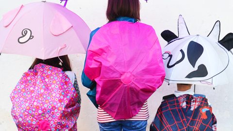 Recupera un ombrello rotto per proteggere il tuo zaino in tempo inclemente! Facile e veloce, questo coprizaino impermeabile fai da te è perfetto sia per bambini che per adulti! www.cucicucicoo.com