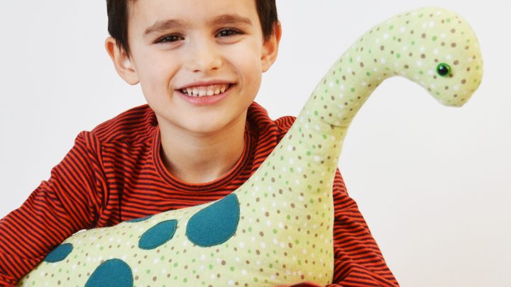 Questo peluche di dinosauro fai da te è davvero grande e un regalo perfetto per il tuo piccolo paleontologo preferito! Una recensione Pintastic! del cartamodello e tutorial gratuito!