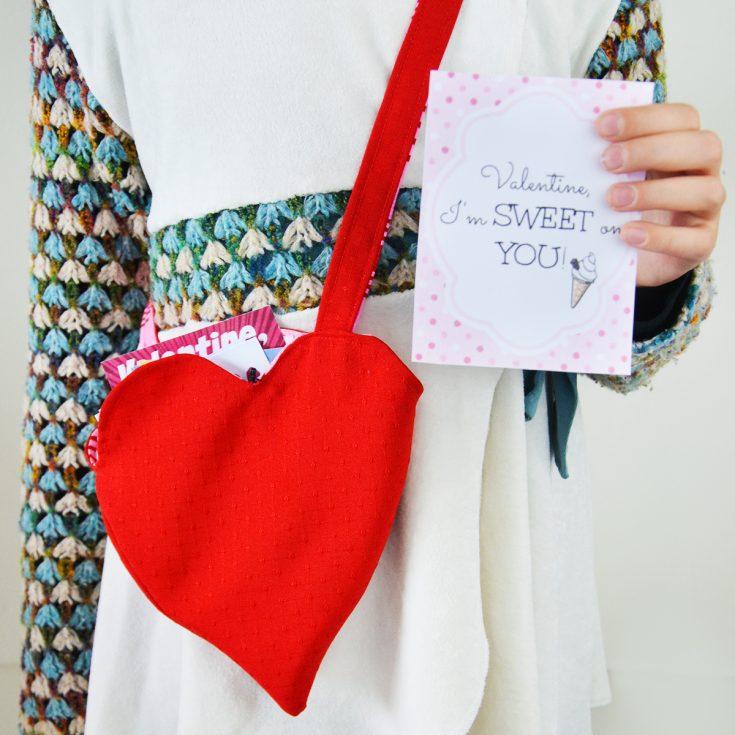 Questa borsa San Valentino fai da te con la sua forma a cuore reversibile è perfetto per le bambine nel giorno dell’amore, e non solo! Cartamodello gratuito e tutorial di Cucicucicoo Patterns!