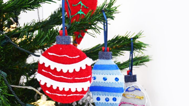 Anche i bimbi possono fare regali per gli altri! Si fanno questi semplici addobbi natalizi fai da te per bambini con i maglioni riciclati con un modello gratuito! Divertenti ed ecosostenibili! #natalefaidate #addobbifaidate