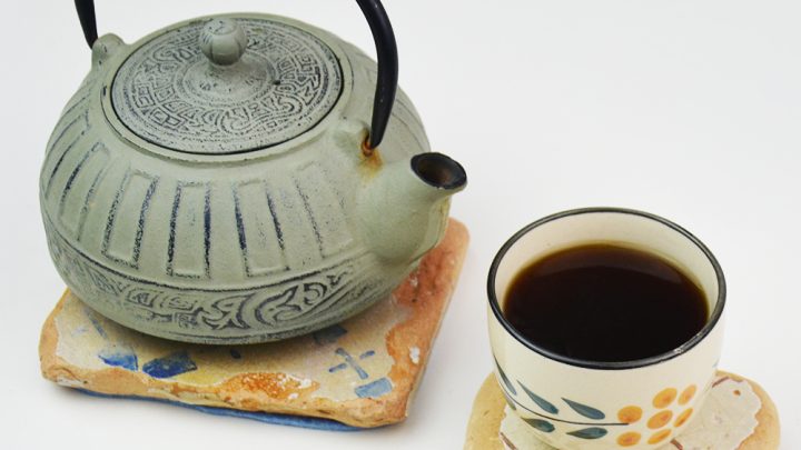 Proteggi i tuoi mobili da macchie e graffi con questi sottopentole e sottobicchieri da riggiole vintage con fondi da maglioni recuperati ed infeltriti! #riggiole #sottobicchiere