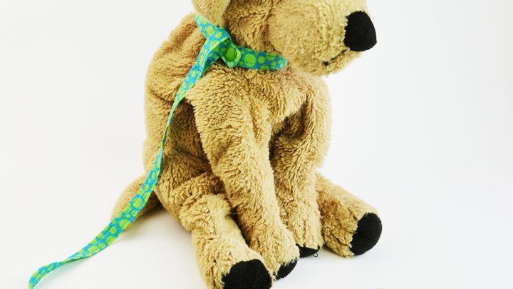 A tutti i bambini piace usare accessori con i giocattoli! Questo tutorial mostra come cucire un collare e guinzaglio per peluche di cane ed altri animali da gioco. #giocattolifaidate #giocattolihandmade #giochifaidate #giochihandmade
