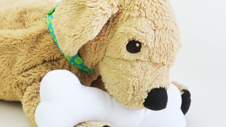 Tutti sono capace di cucire! Questo osso per cani di peluche è abbastanza semplice da creare anche per i bambini, ed è un accessorio perfetto per i loro cagnolini morbidi da gioco! #sewasoftie #giochifaidate #giocattolifaidate #cartamodellogratuito