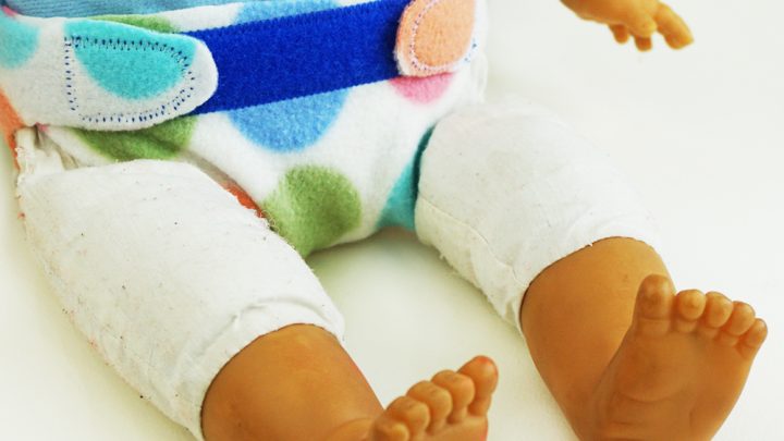 Crea degli accessori divertenti per la bambola o il peluche preferito dei tuoi figli con questi pannolini per bambole fai da te! Con il cartamodello gratuito, è semplicissimo! #pannolinilavabili #giocattolifaidate #cartamodello