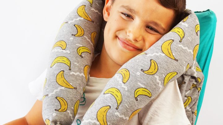 Sembra comodissimo! Come fare un cuscino per il collo con una felpa riciclata in soli 10 minuti! Perfetto per viaggiare comodo o rilassarsi in casa! #cuscino #riciclocreativo