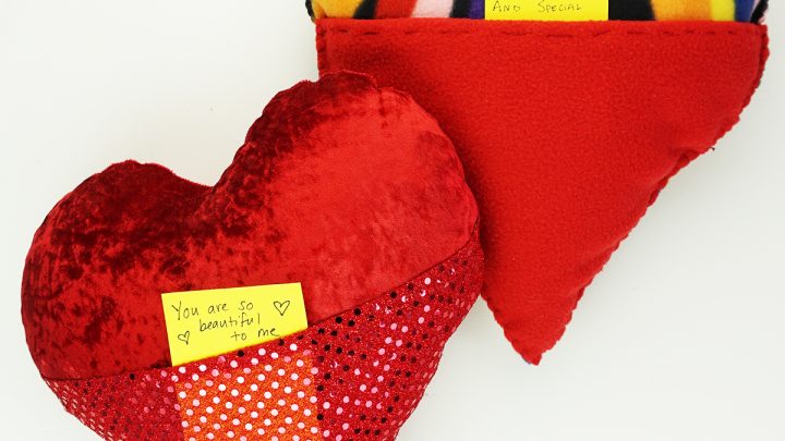 Festeggia San Valentino con messaggi d’amore dentro la tasca di questo cuscino cuore cucito a mano! Il cartamodello gratis è semplice per principianti e bambini da cucire a mano o a macchina. #sanvalentino #sanvalentinofaidate