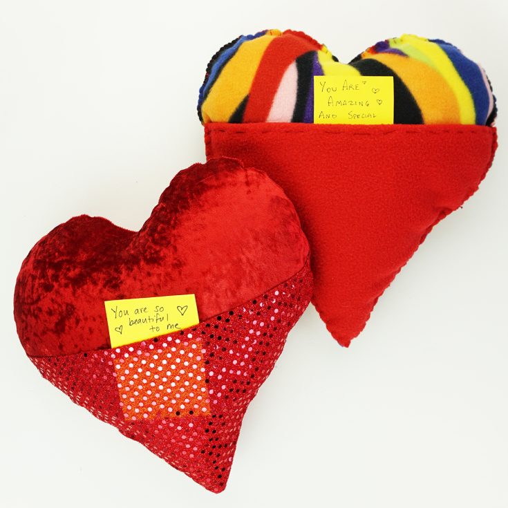 Festeggia San Valentino con messaggi d’amore dentro la tasca di questo cuscino cuore cucito a mano! Il cartamodello gratis è semplice per principianti e bambini da cucire a mano o a macchina. #sanvalentino #sanvalentinofaidate