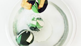 Impara a cucire delle palline splash balls handmade con questo cartamodello gratuito e un tuo vecchio costume da bagno! Divertimento estivo per i bambini dentro e fuori dalla piscina. Mettile in acqua e tirale contro l’avversario (o contro il muro o il pavimento) per uno schizzo rinfrescante! #giochidapiscina #splashballs