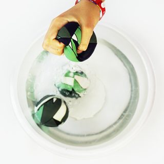 Impara a cucire delle palline splash balls handmade con questo cartamodello gratuito e un tuo vecchio costume da bagno! Divertimento estivo per i bambini dentro e fuori dalla piscina. Mettile in acqua e tirale contro l’avversario (o contro il muro o il pavimento) per uno schizzo rinfrescante! #giochidapiscina #splashballs