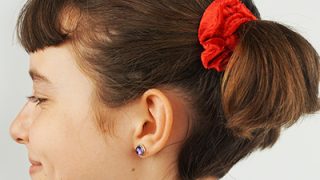 Torna negli anni 80 con gli elastici per i capelli handmade! Impara a cucire uno scrunchie a mano, un progetto semplice, perfetto per principianti! #cucireamano #cucire