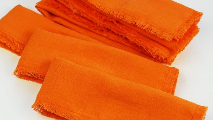 These DIY fringe cloth napkins are super easy, perfect for beginners, with no mitered corners or hems, just simple zig zag stitches and fun fringed edges! #diyclothnapkins #diynapkins #clothnapkins #beginnersewing